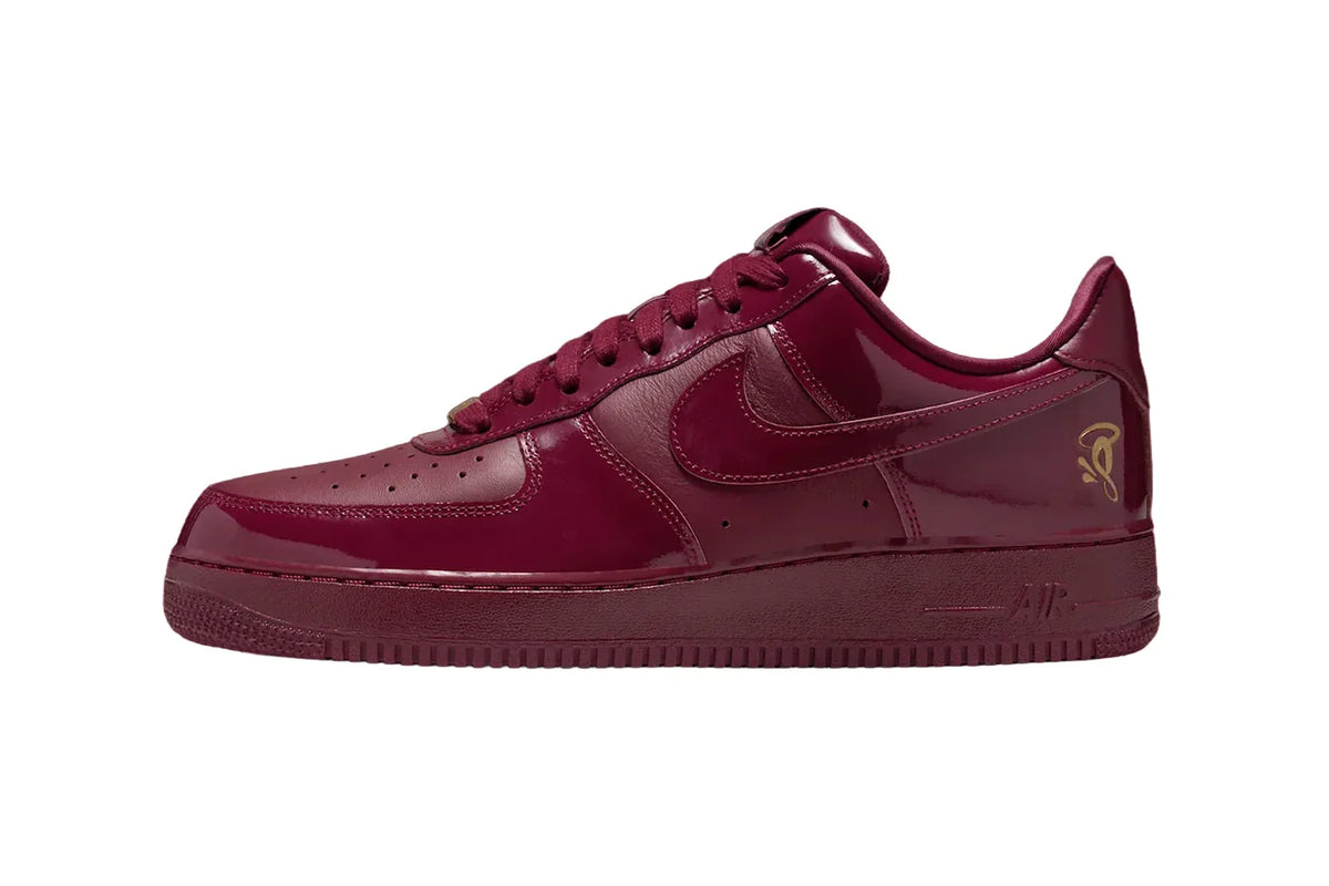 Nike Air Force 1 Low x SYNA WORLD Dark Beetroot cuir verni bordeaux.