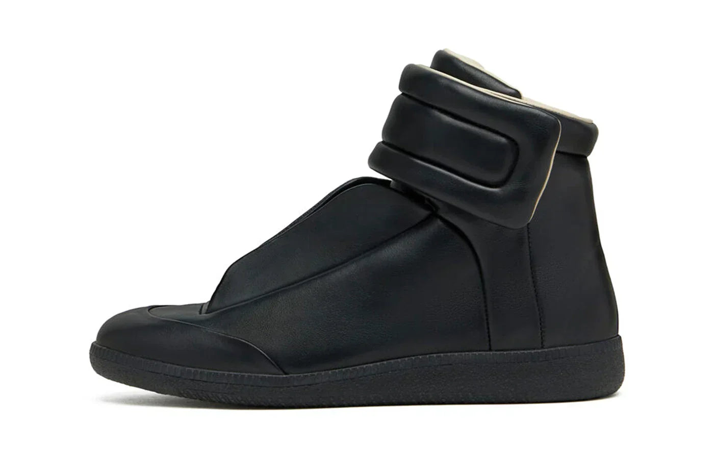 Sneaker Maison Margiela Future noire et blanche — photo studio minimaliste style mode luxe.