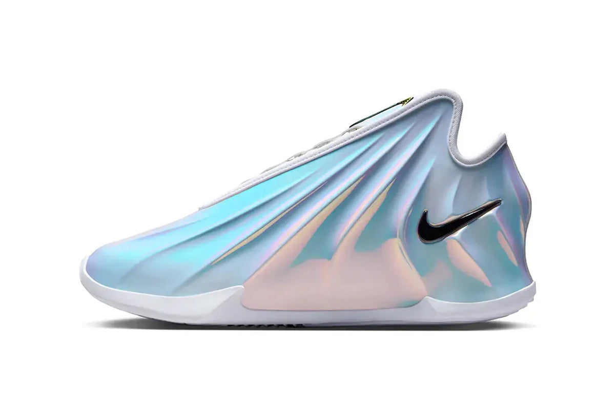 Nike GT Future "Warning Label", sneaker métallique iridescente avec détails noirs et dorés et midsole sculptée