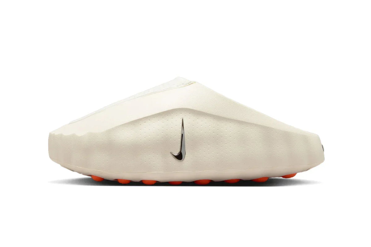 Nike Mind 001 "Sail" vue de face, sneaker minimaliste en ivoire avec semelle Hyper Crimson