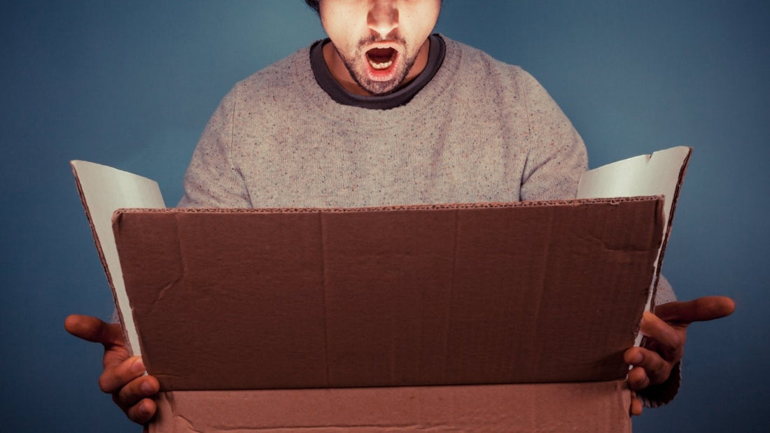 Homme exprimant sa surprise en découvrant le contenu d’une Mystery Box mode