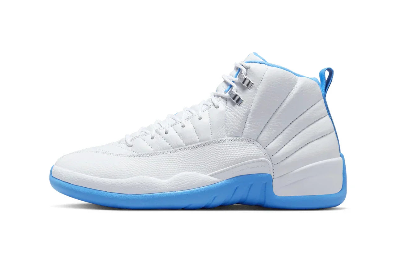 Air Jordan 12 "Melo" 2025 avec tige en cuir blanc premium, accents University Blue et œillets métalliques, réédition hommage à Carmelo Anthony.